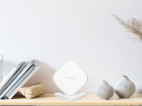 En Wifi Mesh enhed som står i en bolig, så wifi-signalet kan forbedres.