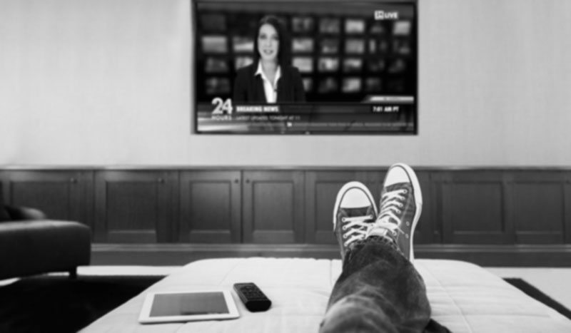 Smæk benene op på bordet og se flow TV med godt internet